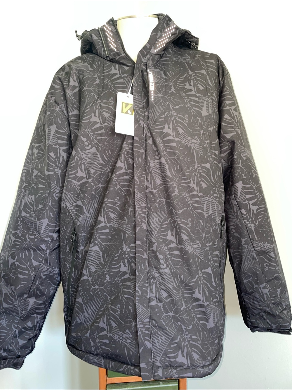 NWT XL Keevoom Winter/Ski Jacket.  Black with Grey leaf pattern. Insulated.